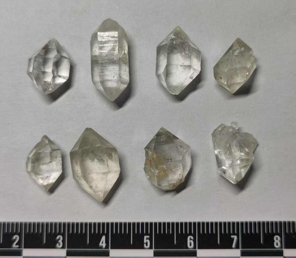 七河·世界币章小拍（总第34期） 藏家出品 X686（13）云贵闪灵水晶原石一组 8 件