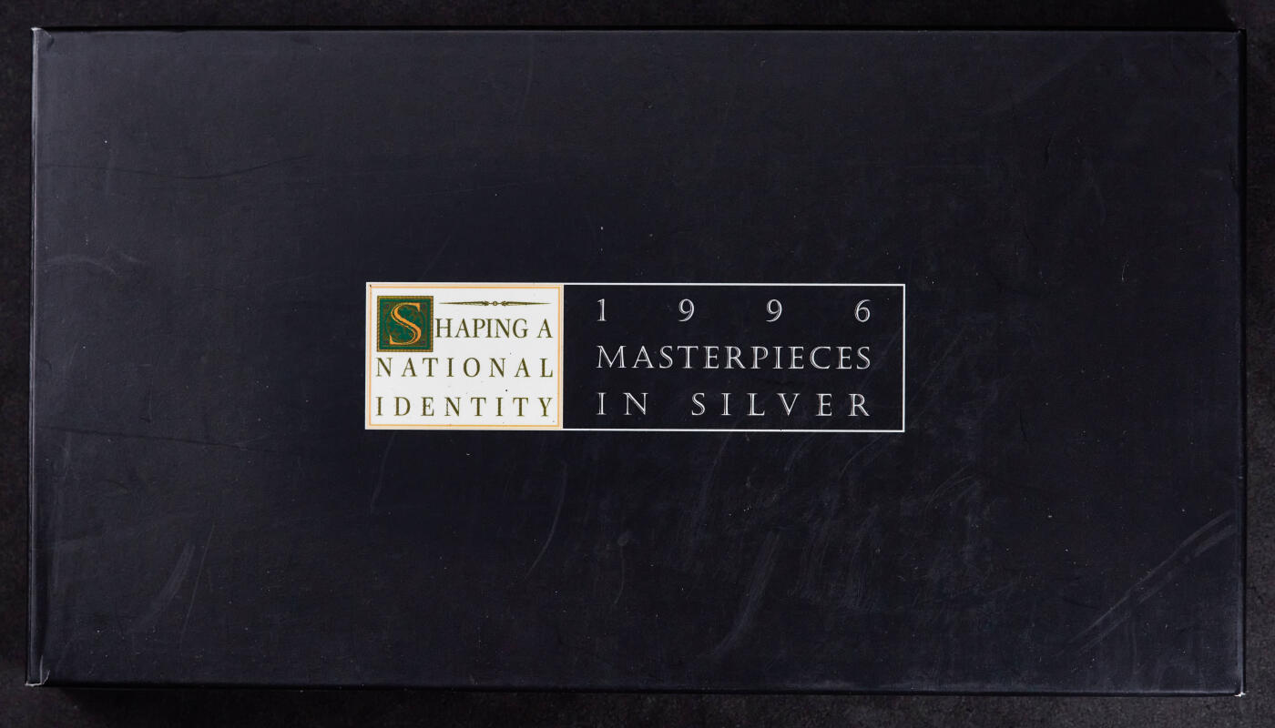 【俄甄集藏】“万象更新、马呈祥瑞”迎新春俄甄精品场-2026年(047)01-21 星期三 晚 19:30 全场包邮 澳大利亚1996年文化与传统系列5元精制大银币5枚套装，原盒证，澳大利亚皇家造币厂出品，马背上的萨克逊、原住民面具、作家亨利·劳森、画家汤姆·罗伯茨、赛马，单枚重35.79克，925银，含纯银共165.53克，外盒有损伤，No.1