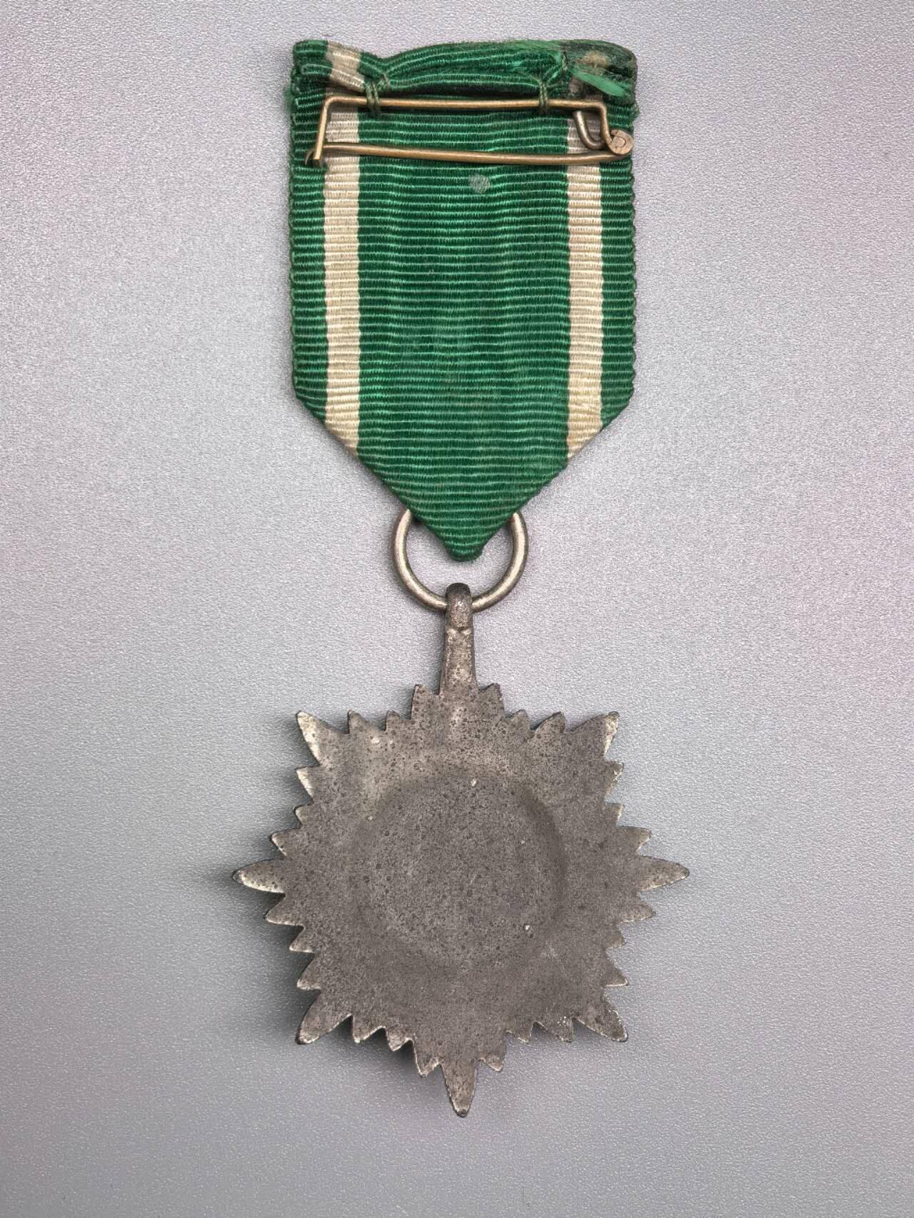 小驴勋章奖章收藏1月17日周六晚六点拍卖（珍爱和平，收藏战争，铭记历史，勿忘国耻，忠党爱国。有偿代拍，送拍规则在简介最后，参拍须阅读规则后再参拍，关系到运费包装发货时效真假辨别等关键信息，拍卖时不再发原图，看大图店主微信码在拍卖店铺介绍里） 得三二级银级佩剑东方人民奖章100厂标