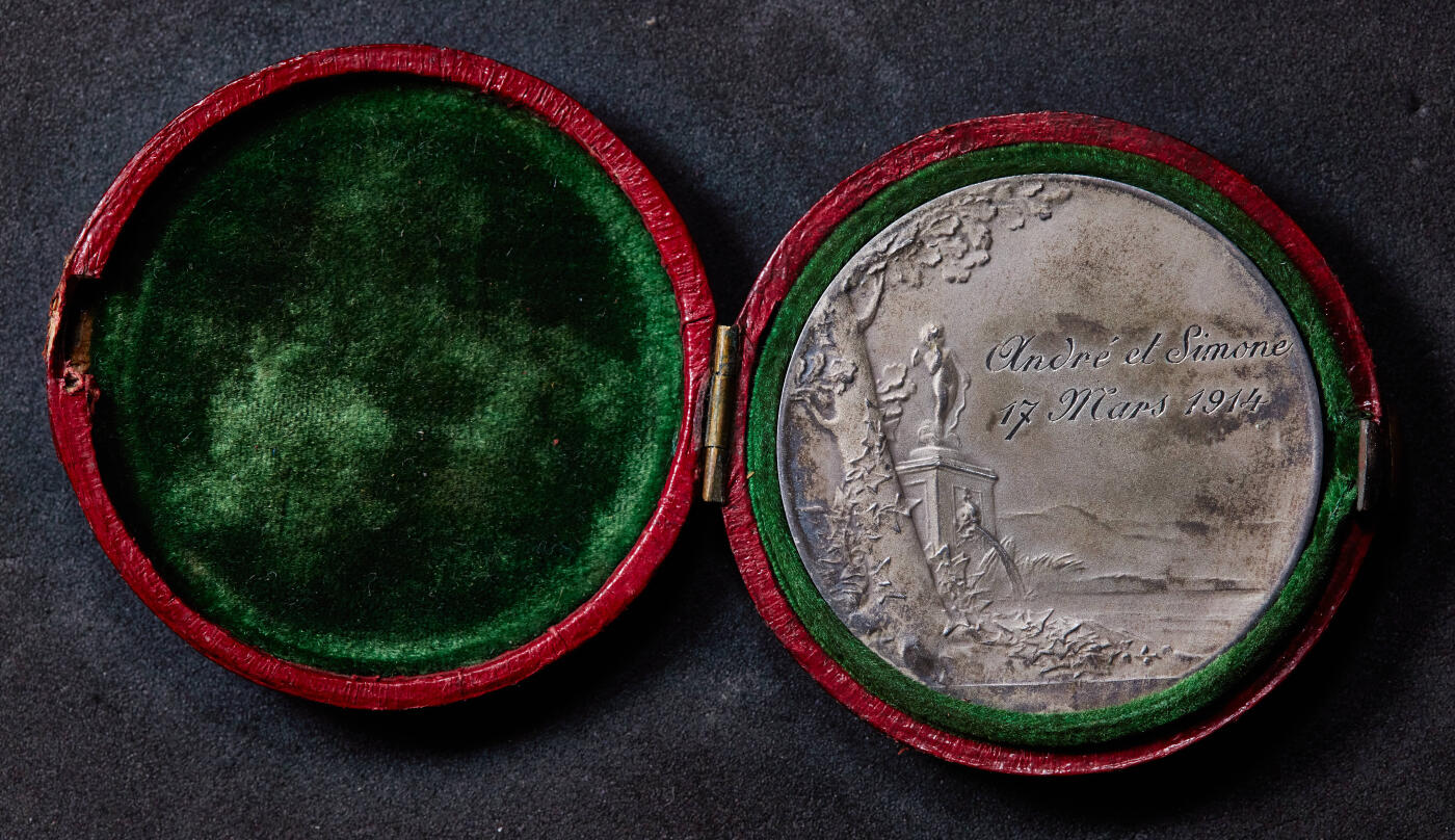 【俄甄集藏】“万象更新、马呈祥瑞”迎新春俄甄精品场-2026年(047)01-21 星期三 晚 19:30 全场包邮 法国1914年罗蒂“永恒的爱”结婚大银章，原盒，安德烈与西蒙娜夫妇订制，黄油酱彩原味包浆，品相上乘，直径：42mm，重量：31.22克，丰饶角铭，名誉品种