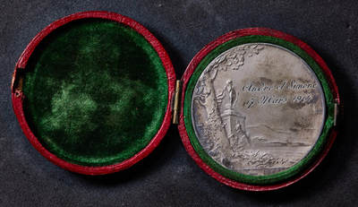 【俄甄集藏】“万象更新、马呈祥瑞”迎新春俄甄精品场-2026年(047)01-21 星期三 晚 19:30 全场包邮 - 法国1914年罗蒂“永恒的爱”结婚大银章，原盒，安德烈与西蒙娜夫妇订制，黄油酱彩原味包浆，品相上乘，直径：42mm，重量：31.22克，丰饶角铭，名誉品种