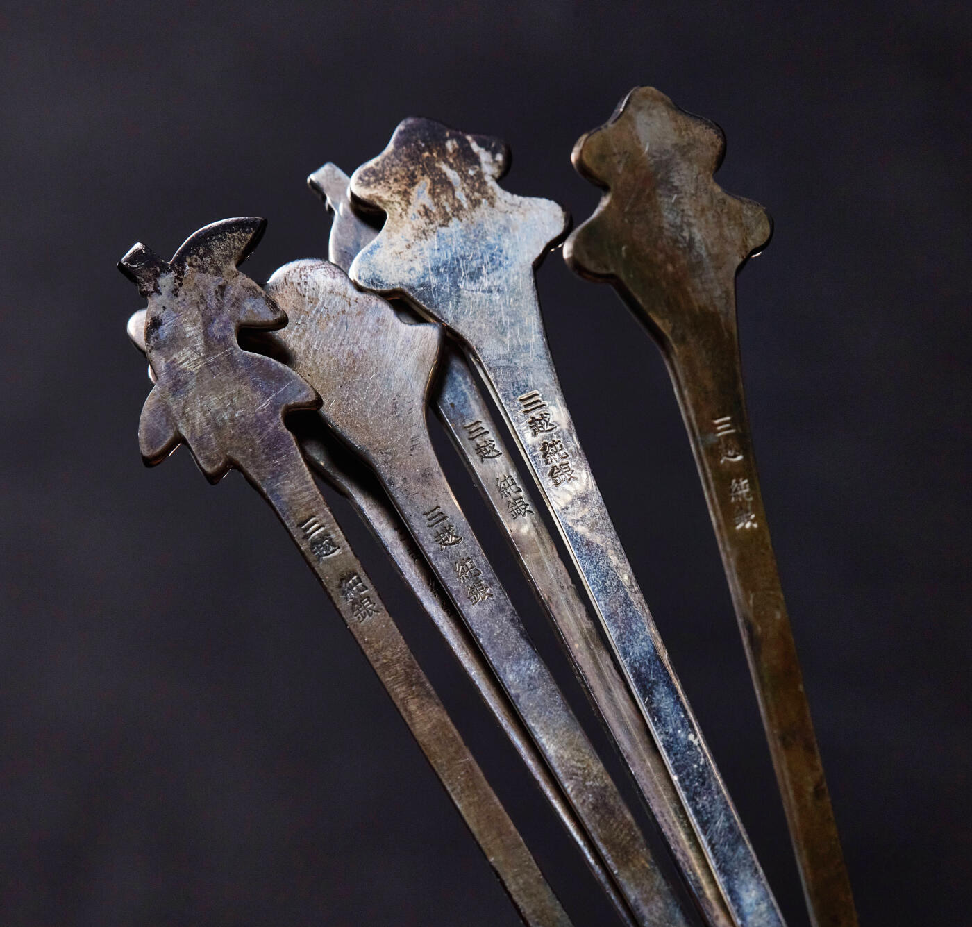 【俄甄集藏】“万象更新、马呈祥瑞”迎新春俄甄精品场-2026年(047)01-21 星期三 晚 19:30 全场包邮 日本1950年代名家三越制梅竹菊纯银咖啡勺6支一套，单体长：130mm，宽：25mm，总重量：88.05克，999银，原盒