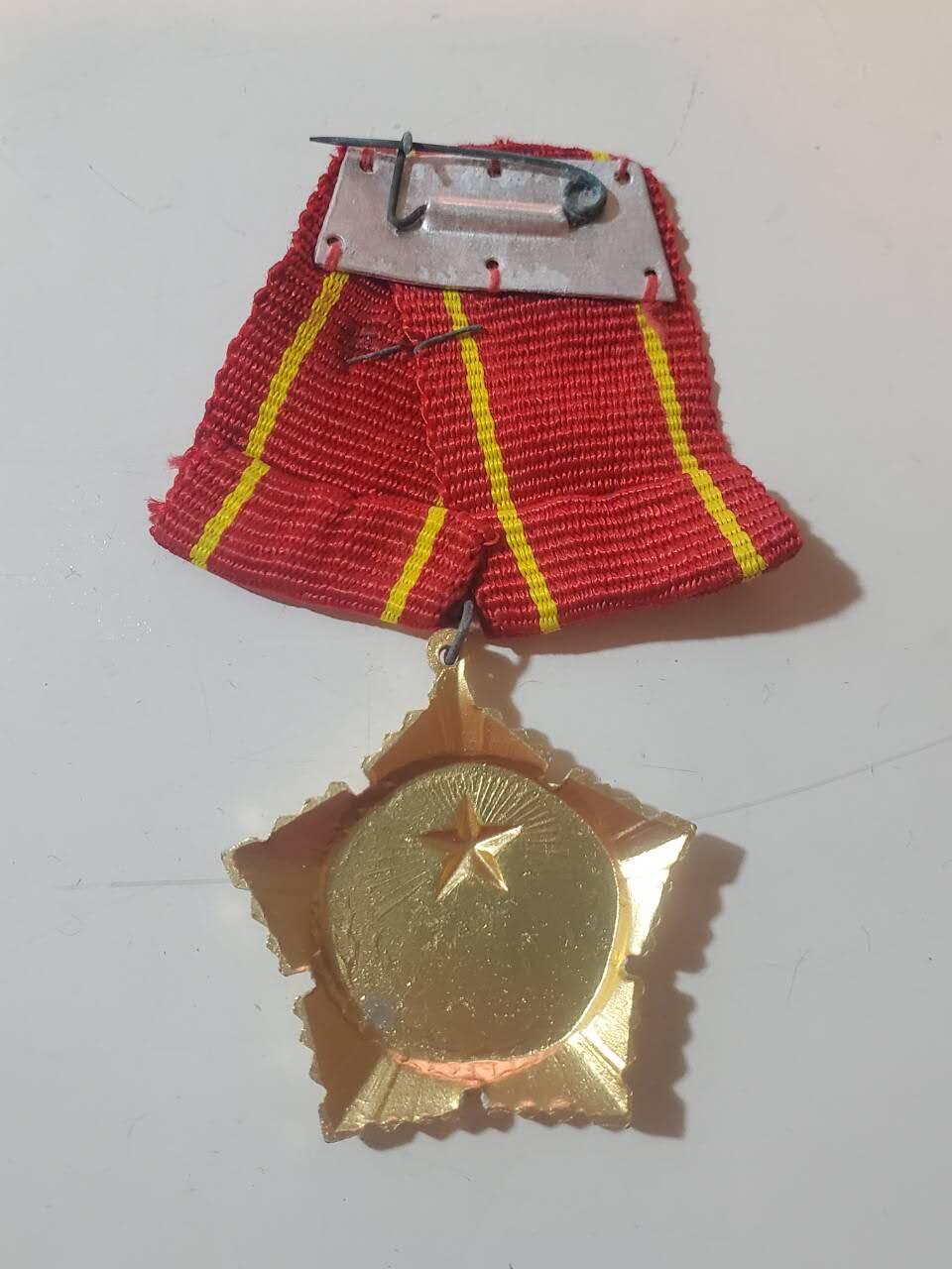 韵星假日拍卖第三十七期 -- Rimey Holidays Auction 37 越南社会主义共和国三级抗战勋章 越中战争早期版本