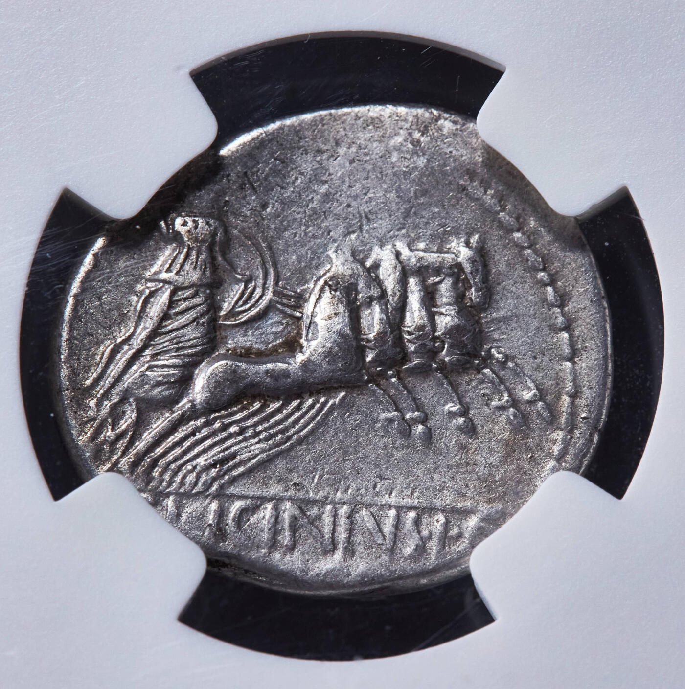 【俄甄集藏】“万象更新、马呈祥瑞”迎新春俄甄精品场-2026年(047)01-21 星期三 晚 19:30 全场包邮 古罗马共和国公元前84年健康之神维吉奥斯1第纳尔银币 ，NGC VF，打制于罗马城，正面是投掷闪电的健康之神维吉奥斯，背面是智慧女神密涅瓦持矛盾站在驷马战车上，少见品种