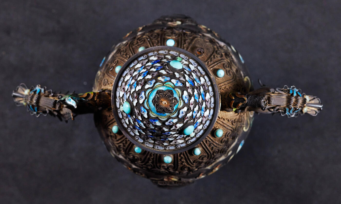 【俄甄集藏】“万象更新、马呈祥瑞”迎新春俄甄精品场-2026年(047)01-21 星期三 晚 19:30 全场包邮 中国1950-1970年代出口换汇时期掐丝珐琅纹龙复古工艺纯银双耳三足茶叶罐，工艺精湛，造型精美，高：165mm，宽：160mm，口径：50mm，重：280.8克，龙尾处有损坏，见图