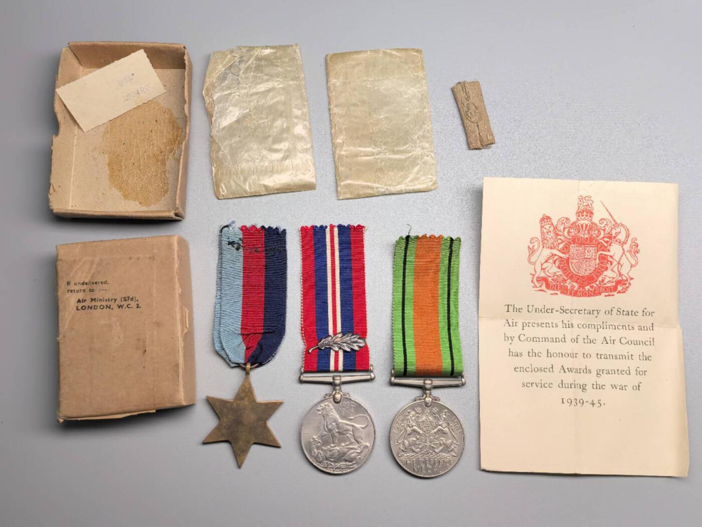 小驴勋章奖章收藏1月17日周六晚六点拍卖（珍爱和平，收藏战争，铭记历史，勿忘国耻，忠党爱国。有偿代拍，送拍规则在简介最后，参拍须阅读规则后再参拍，关系到运费包装发货时效真假辨别等关键信息，拍卖时不再发原图，看大图店主微信码在拍卖店铺介绍里）