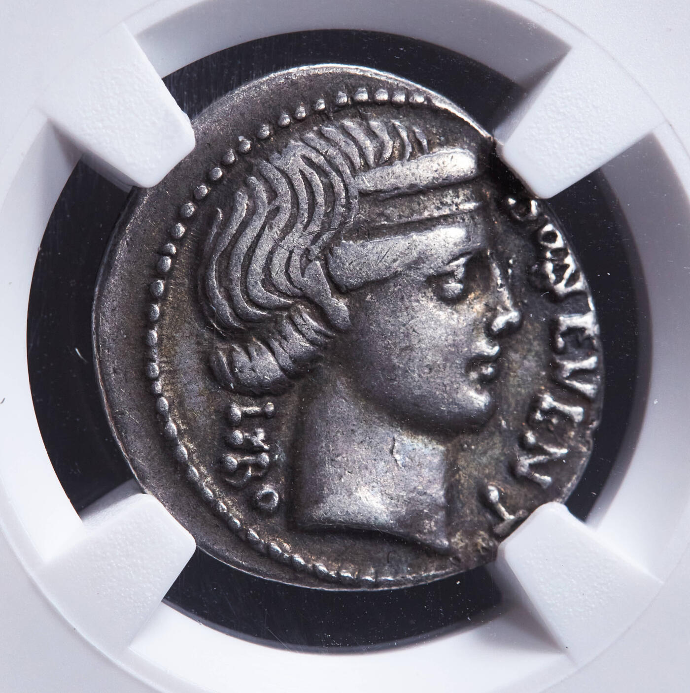 【俄甄集藏】“万象更新、马呈祥瑞”迎新春俄甄精品场-2026年(047)01-21 星期三 晚 19:30 全场包邮 古罗马共和国公元前62年好运女神1第纳尔竖琴银币，NGC VF (Str5/5, Sur2/5)，制币官斯克雷波尼乌斯发行，正面好运之神拟人化头像，头像前有铭文；背面是井栏，装饰有竖琴和月桂枝，女神名字bonus，在今天英语法语里是“奖金，红利，意外之喜”的意思，酱彩包浆