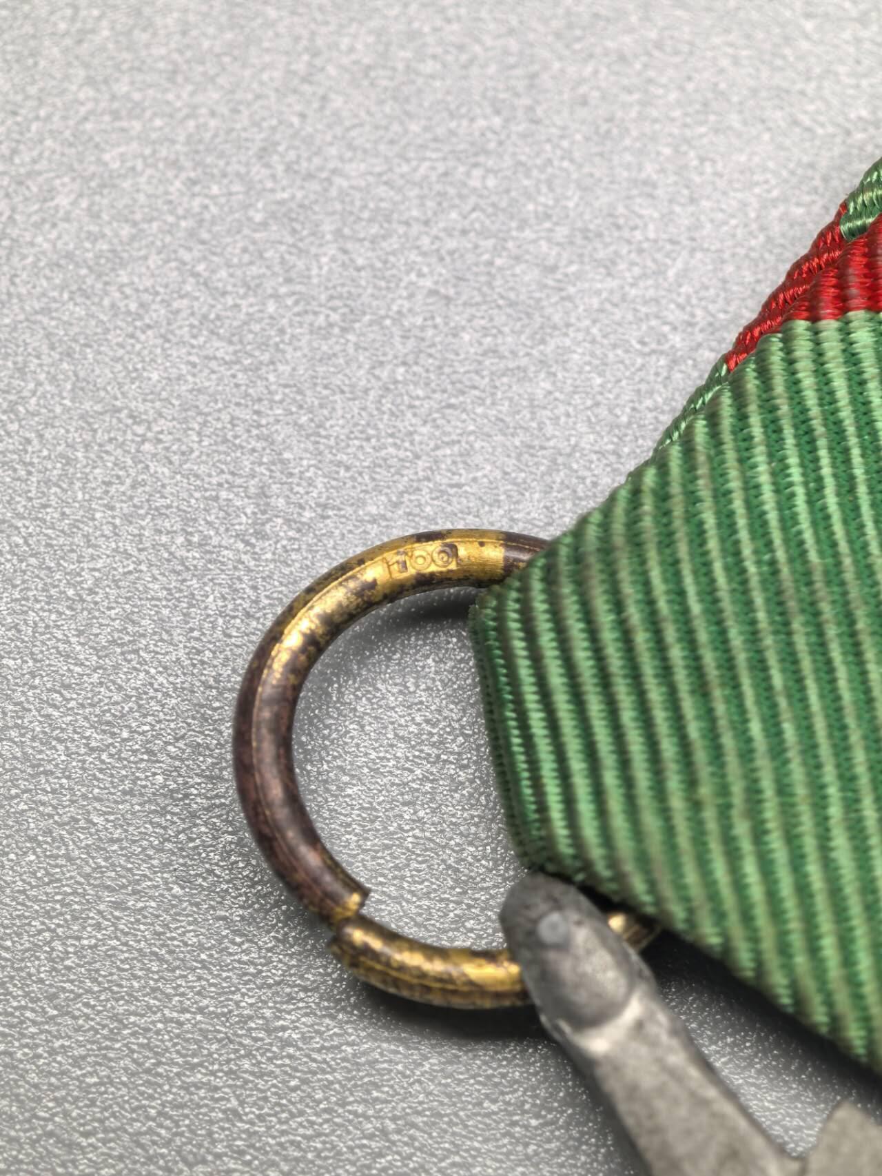 小驴勋章奖章收藏1月17日周六晚六点拍卖（珍爱和平，收藏战争，铭记历史，勿忘国耻，忠党爱国。有偿代拍，送拍规则在简介最后，参拍须阅读规则后再参拍，关系到运费包装发货时效真假辨别等关键信息，拍卖时不再发原图，看大图店主微信码在拍卖店铺介绍里） 得三二级金级佩剑东方人民奖章100厂标