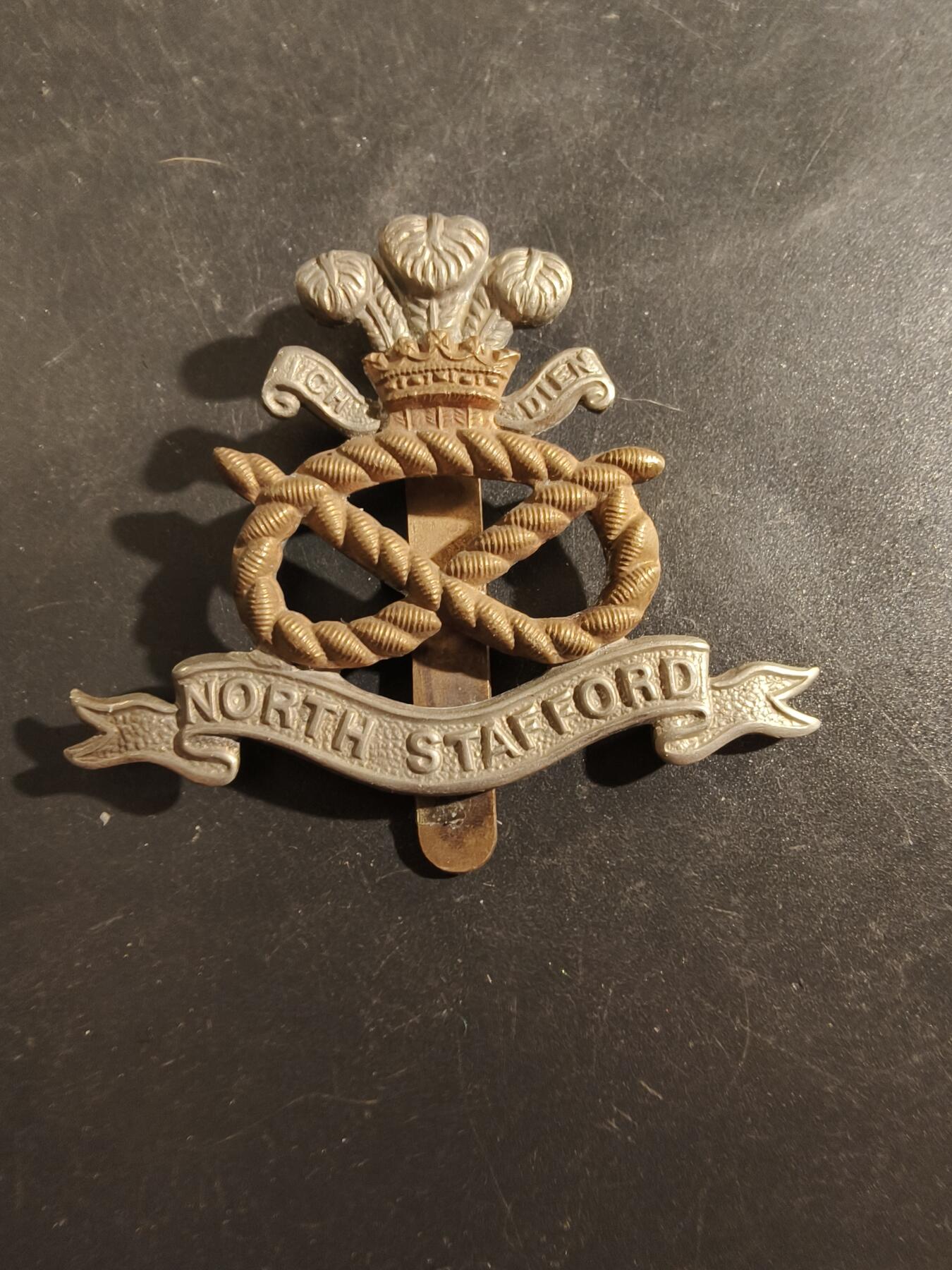 老王徽章第177期 英国北斯塔福德步兵团帽徽    一战时期