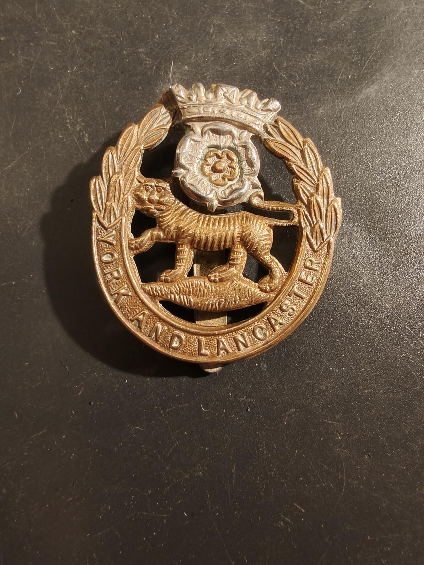 老王徽章第177期 英国约克和兰开斯特步兵团帽徽    一战时期