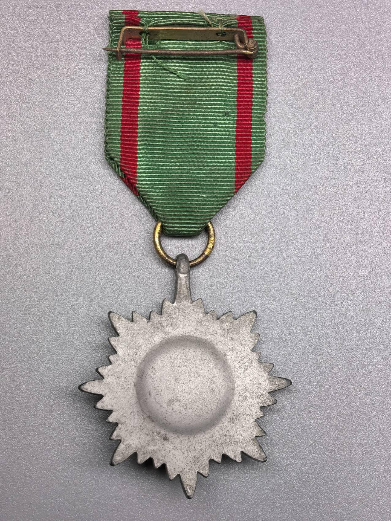 小驴勋章奖章收藏1月17日周六晚六点拍卖（珍爱和平，收藏战争，铭记历史，勿忘国耻，忠党爱国。有偿代拍，送拍规则在简介最后，参拍须阅读规则后再参拍，关系到运费包装发货时效真假辨别等关键信息，拍卖时不再发原图，看大图店主微信码在拍卖店铺介绍里） 得三二级金级佩剑东方人民奖章100厂标