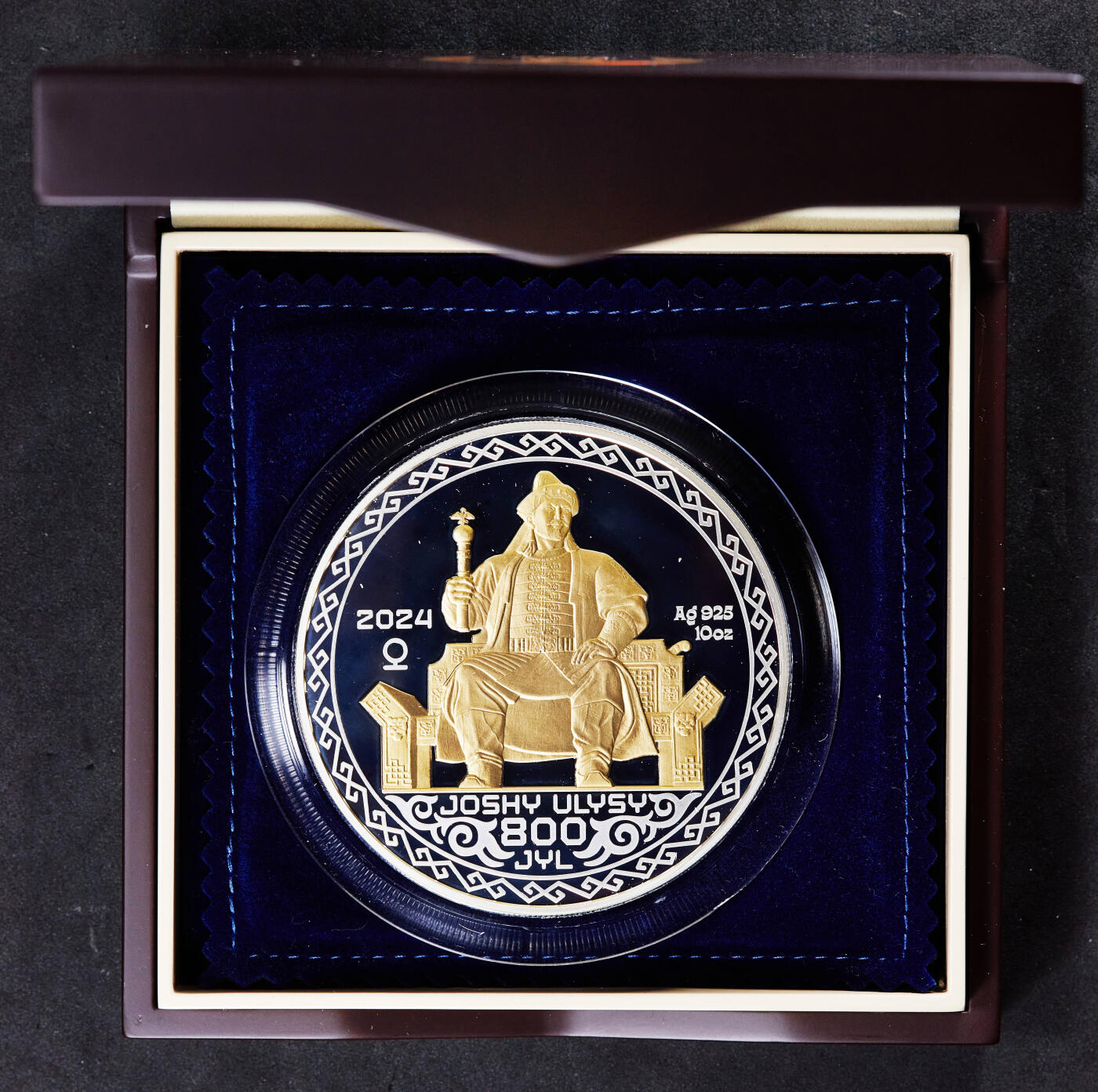 【俄甄集藏】“万象更新、马呈祥瑞”迎新春俄甄精品场-2026年(047)01-21 星期三 晚 19:30 全场包邮 哈萨克斯坦2024年纪念民族英雄术赤汗10盎司精制镶金大银币2000坚戈，原盒证，直径：75mm，发行量：300枚，正面是该国著名雕塑家兼壁画家加齐兹·叶什克诺夫创作术赤汗像，背面是金帐汗国时期钱币，重311克，925银，其中另有0.16克999黄金