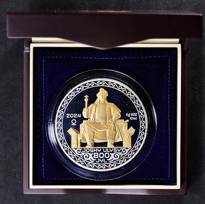 【俄甄集藏】“万象更新、马呈祥瑞”迎新春俄甄精品场-2026年(047)01-21 星期三 晚 19:30 全场包邮 - 哈萨克斯坦2024年纪念民族英雄术赤汗10盎司精制镶金大银币2000坚戈，原盒证，直径：75mm，发行量：300枚，正面是该国著名雕塑家兼壁画家加齐兹·叶什克诺夫创作术赤汗像，背面是金帐汗国时期钱币，重311克，925银，其中另有0.16克999黄金