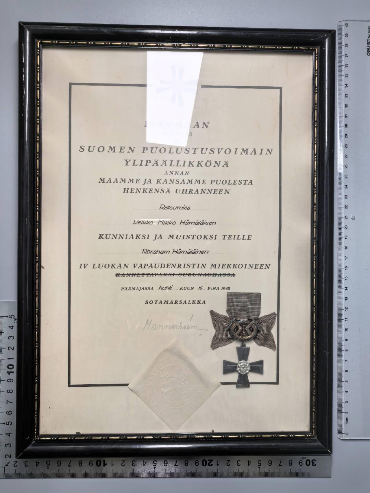 小驴勋章奖章收藏1月17日周六晚六点拍卖（珍爱和平，收藏战争，铭记历史，勿忘国耻，忠党爱国。有偿代拍，送拍规则在简介最后，参拍须阅读规则后再参拍，关系到运费包装发货时效真假辨别等关键信息，拍卖时不再发原图，看大图店主微信码在拍卖店铺介绍里） 1942年芬兰四级自由十字勋章遗属版带证书带玻璃原框，无法拆开