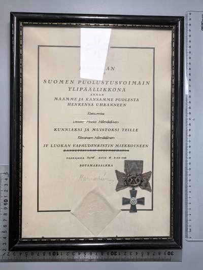 小驴勋章奖章收藏1月17日周六晚六点拍卖（珍爱和平，收藏战争，铭记历史，勿忘国耻，忠党爱国。有偿代拍，送拍规则在简介最后，参拍须阅读规则后再参拍，关系到运费包装发货时效真假辨别等关键信息，拍卖时不再发原图，看大图店主微信码在拍卖店铺介绍里） - 1942年芬兰四级自由十字勋章遗属版带证书带玻璃原框，无法拆开