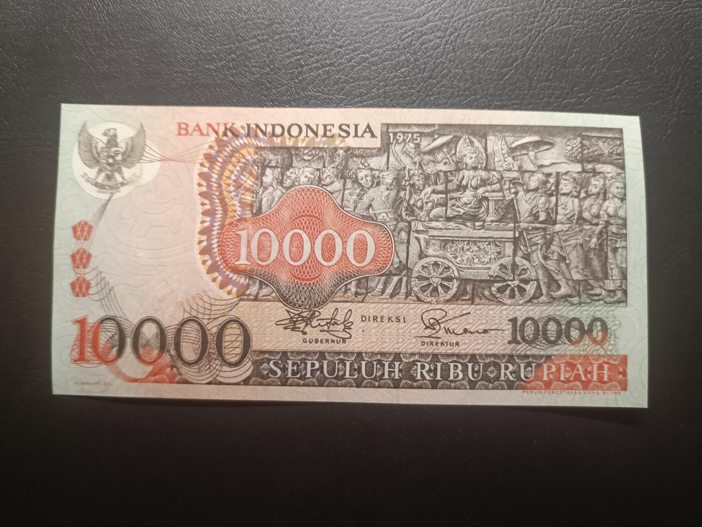 2026一月第三期，总213期 印度尼西亚1975版10000卢比AUNC有针孔，佛塔浮雕和传统工艺面具，此版本最大面值