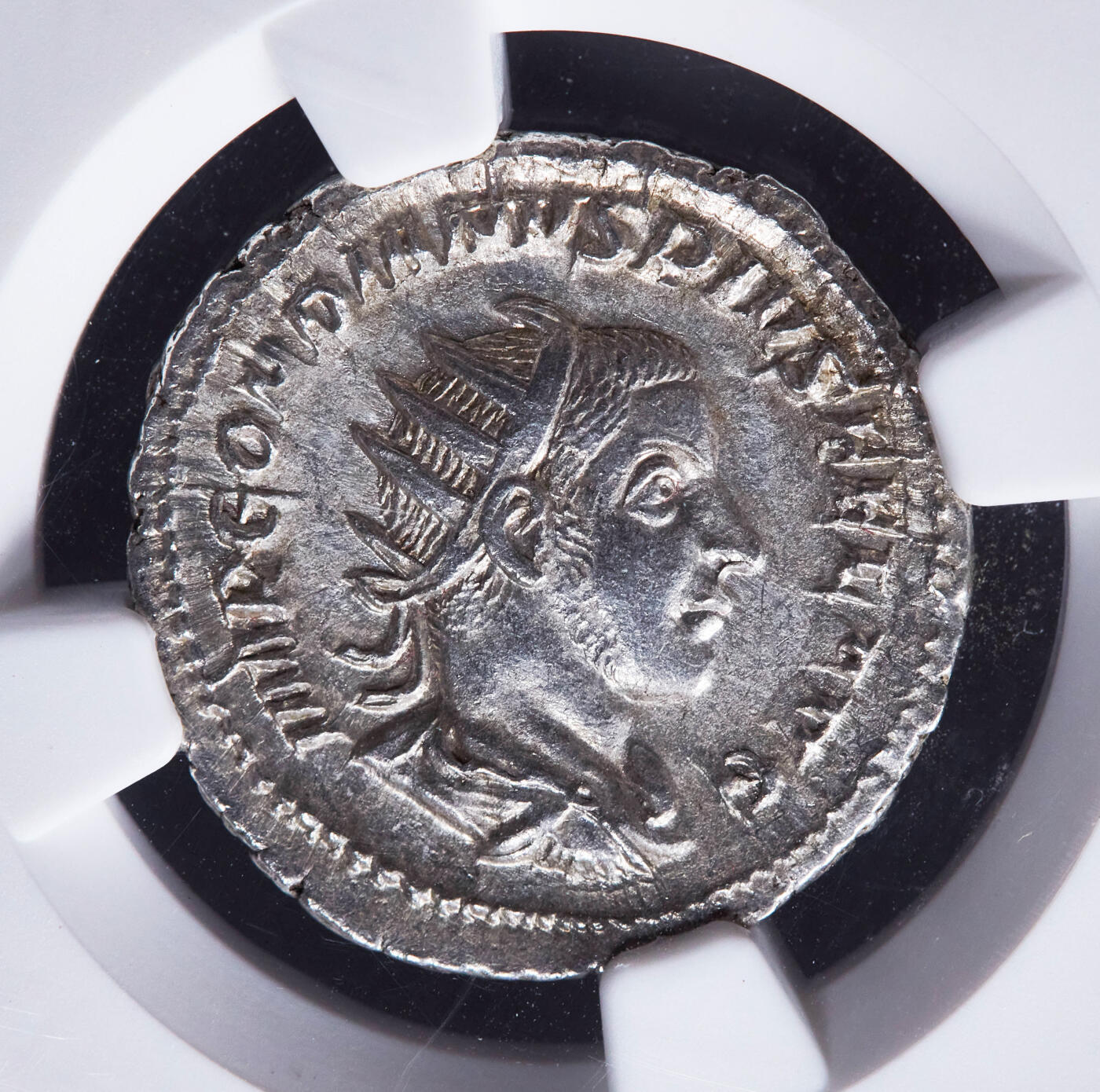 【俄甄集藏】“万象更新、马呈祥瑞”迎新春俄甄精品场-2026年(047)01-21 星期三 晚 19:30 全场包邮 古罗马帝国公元243-244年戈尔迪安三世双第纳尔胜利女神银币，NGC ChAU (Str4/5, Sur4/5)，罗马造币厂打制，正面皇帝戈尔迪安三世戴桂冠头像，正面币文：最高统帅戈尔迪安，虔敬者，幸运的奥古斯都，背面双翼胜利女神站像，直径：22mm，打制犀利，包浆匀称