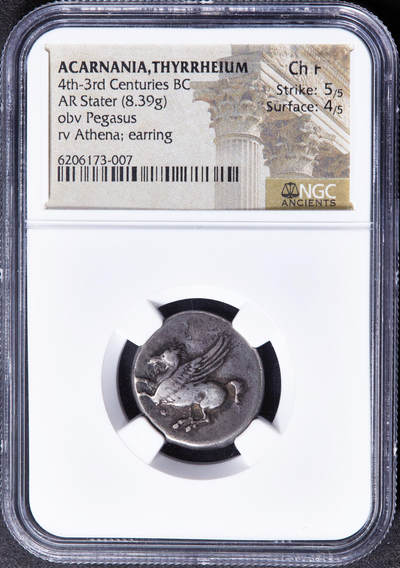 【俄甄集藏】“万象更新、马呈祥瑞”迎新春俄甄精品场-2026年(047)01-21 星期三 晚 19:30 全场包邮 - 古希腊阿卡纳利亚提雷翁城邦(Thyrrheium)公元前四世纪飞马珀伽索斯1斯塔特雅典娜银币，NGC ChF (Str5/5, Sur4/5)，正面是戴科林斯式头盔的雅典娜面左像，后方一面盾牌；背面为双翼飞马珀伽索斯，重：8.39克，直径：21mm，老藏家收藏匣包浆