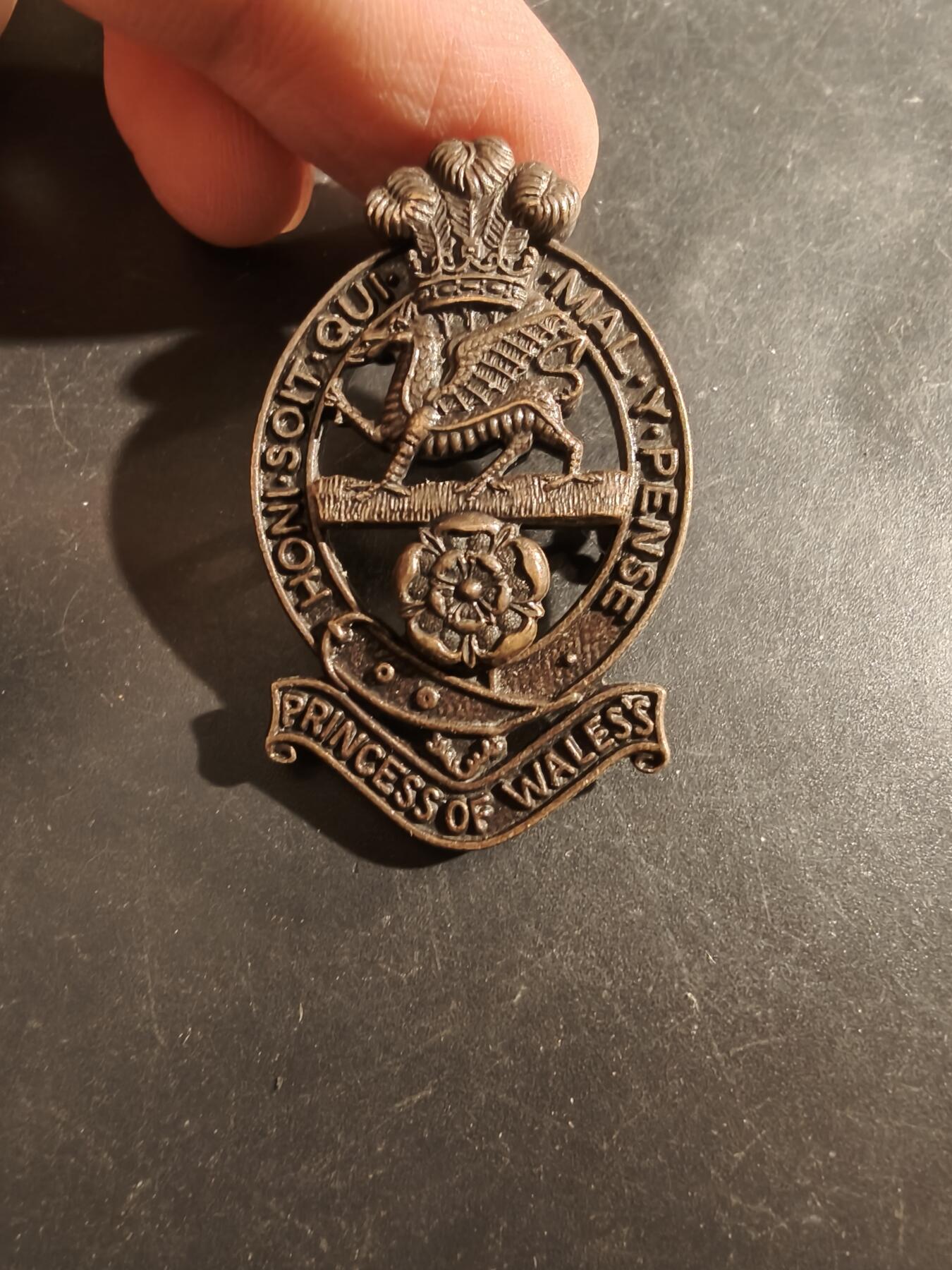 老王徽章第177期 英国皇家威尔士女亲王步兵团帽徽    一战时期