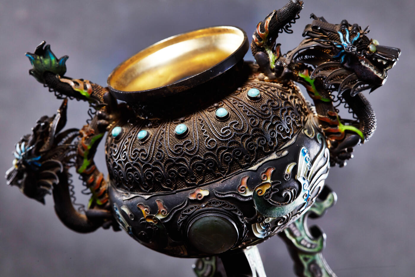 【俄甄集藏】“万象更新、马呈祥瑞”迎新春俄甄精品场-2026年(047)01-21 星期三 晚 19:30 全场包邮 中国1950-1970年代出口换汇时期掐丝珐琅纹龙复古工艺纯银双耳三足茶叶罐，工艺精湛，造型精美，高：165mm，宽：160mm，口径：50mm，重：280.8克，龙尾处有损坏，见图