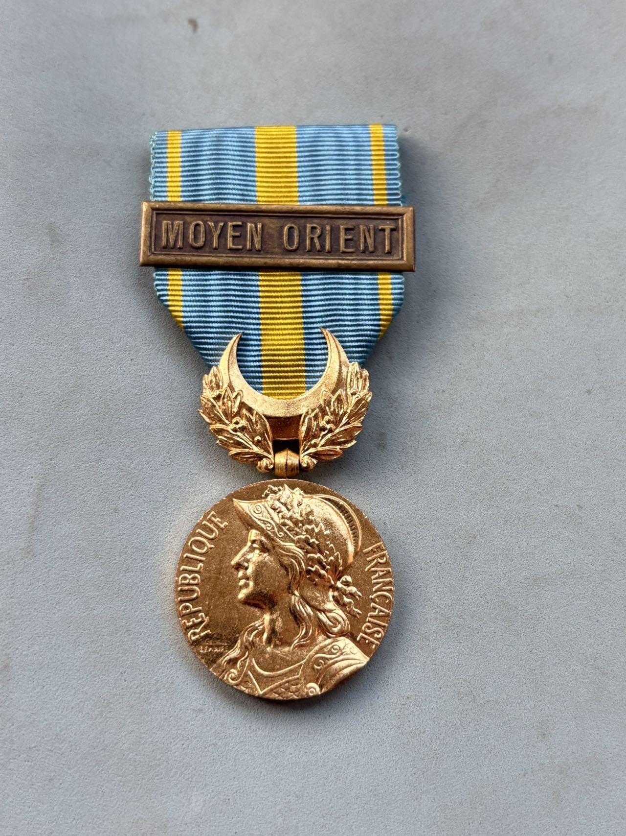 盛世勋华——号角文化勋章邮票专场拍卖第299期 法国第二次中东战争奖章 带中东铭条 授予1956年苏伊士运河事件中和英军一起占领埃及苏伊士运河运河并与埃军作战的法军，总量不超过一万枚，数量很少，是法国数量最少的战役章之一， 巴黎造币局造带厂标 铜镀金