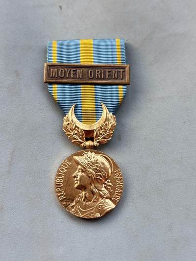 盛世勋华——号角文化勋章邮票专场拍卖第299期 - 法国第二次中东战争奖章 带中东铭条 授予1956年苏伊士运河事件中和英军一起占领埃及苏伊士运河运河并与埃军作战的法军，总量不超过一万枚，数量很少，是法国数量最少的战役章之一， 巴黎造币局造带厂标 铜镀金