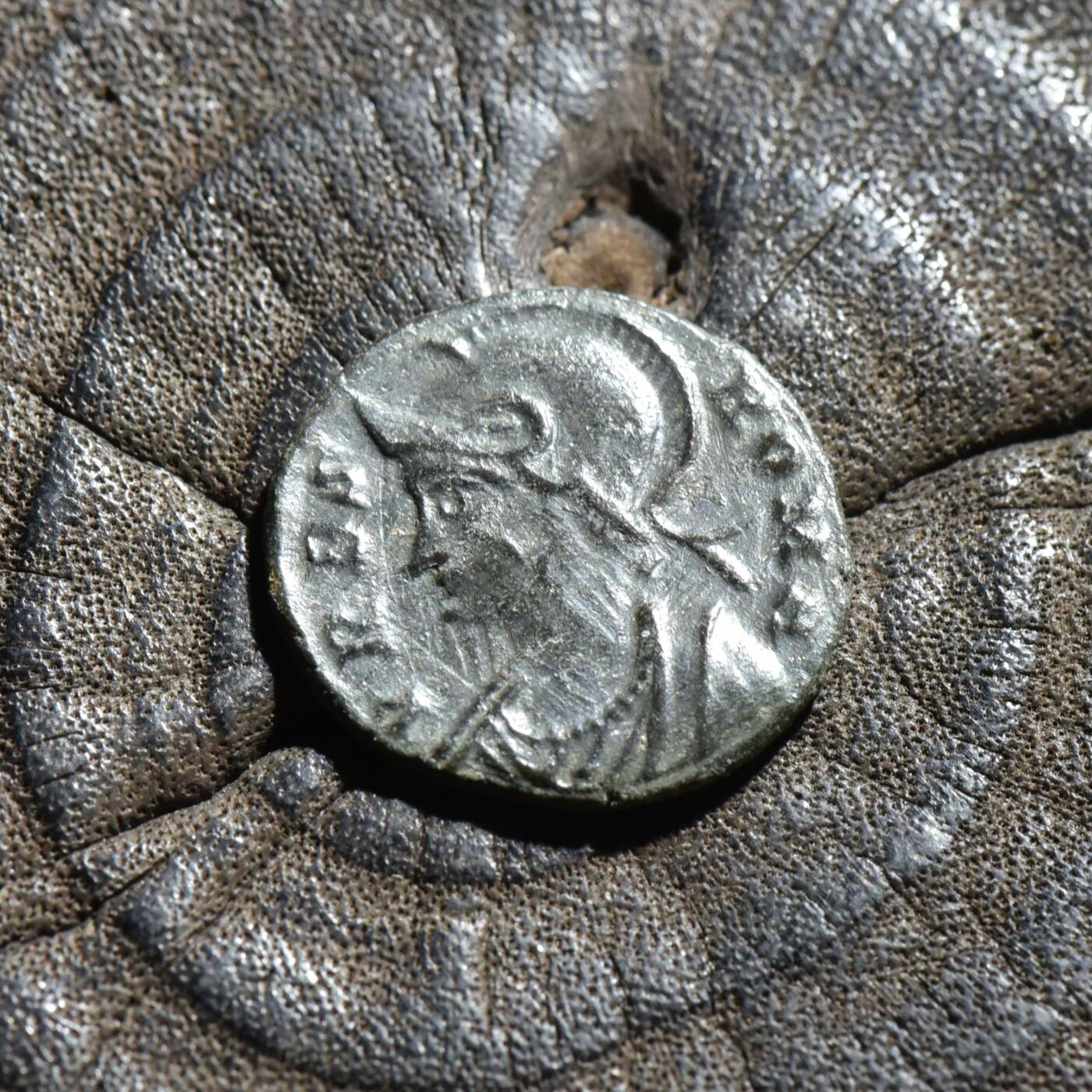 【良泉】【春节前最后一场】2月5日晚19.30点开拍！208组，本场结束后预存钱币的朋友请告知，将连同本场拍品一起邮寄，预祝诸位春节愉快！ 【藏家出品B】罗马帝国 公元330-340年 君士坦丁大帝 母狼育婴纪念币 君士坦丁堡迁都纪念，1.94克