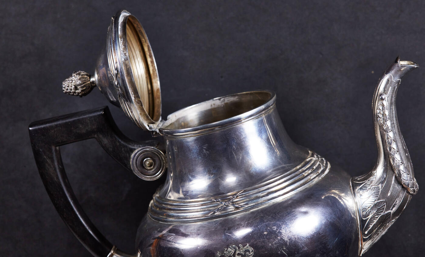【俄甄集藏】“万象更新、马呈祥瑞”迎新春俄甄精品场-2026年(047)01-21 星期三 晚 19:30 全场包邮 比利时1831-1868年新古典主义风格古董银茶壶，高：210mm，总宽：225mm，壶身直径：120mm，重量：635克，800银