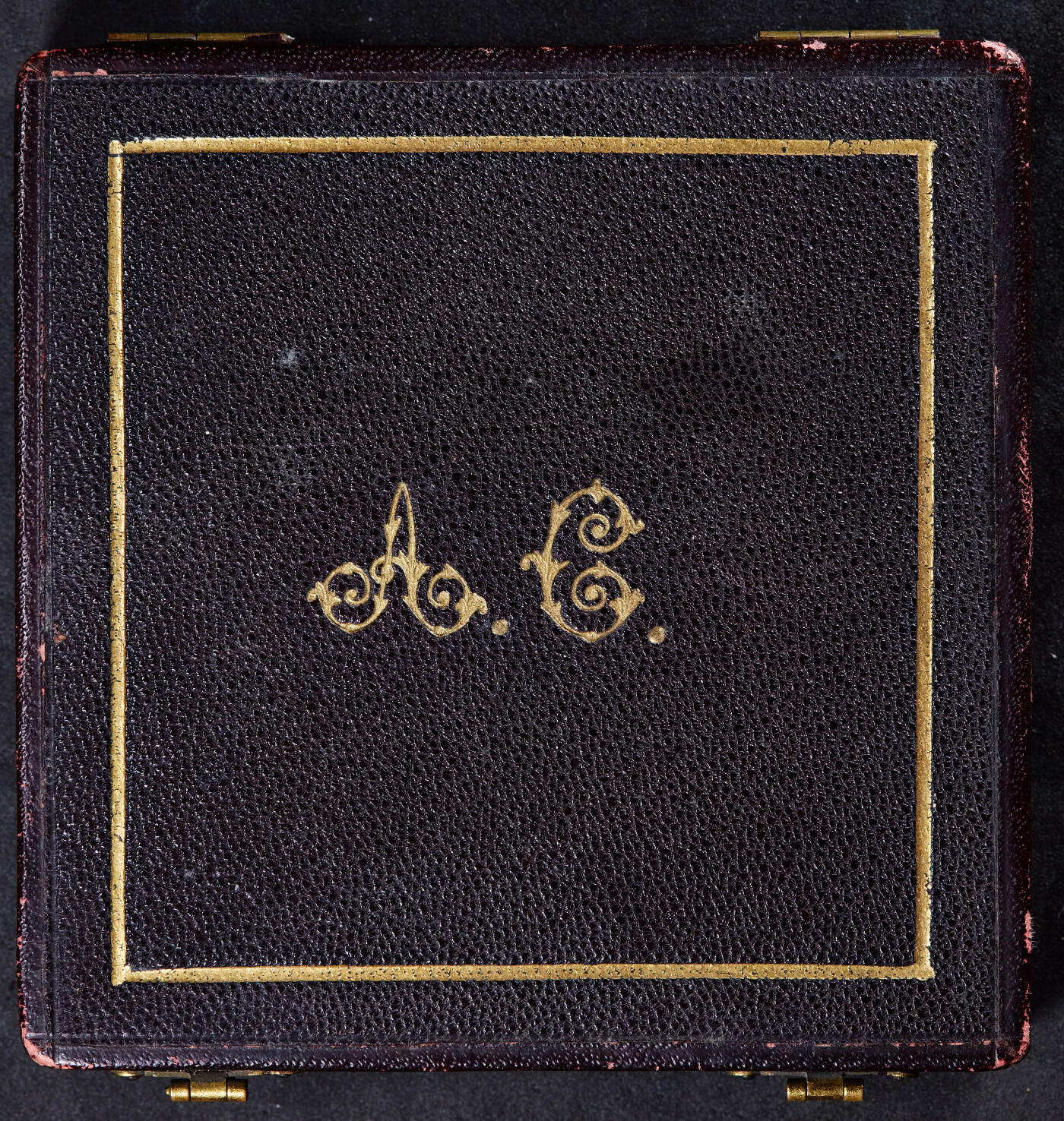 【俄甄集藏】“万象更新、马呈祥瑞”迎新春俄甄精品场-2026年(047)01-21 星期三 晚 19:30 全场包邮 法国1895年新艺术运动时期汽车俱乐部协会大型银质奖章，原盒，直径：68mm，克重：134.4克，名家查普林作品，磨砂五彩包浆，授予阿尔伯特·切斯内尔，丰饶角铭，品相完美