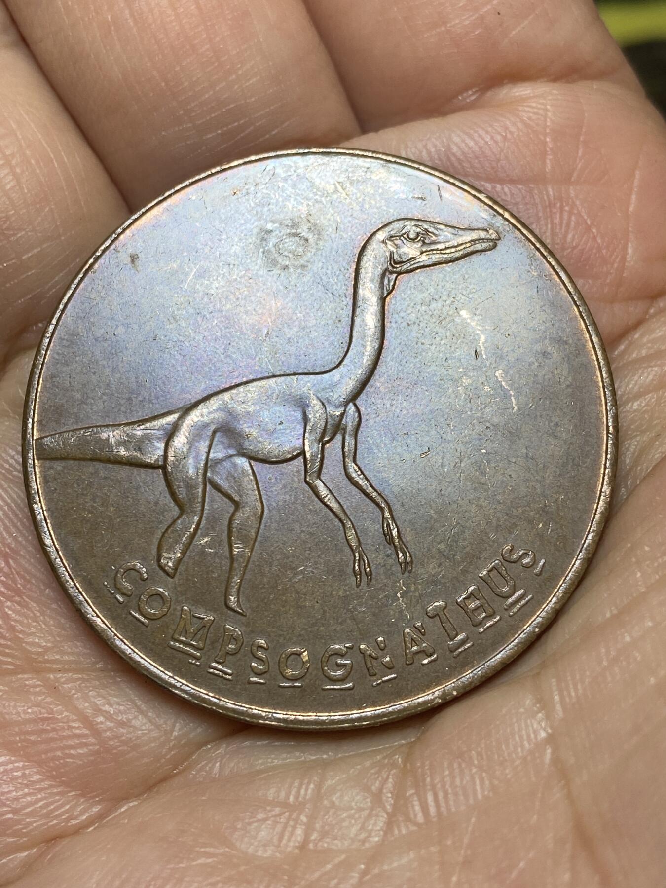 2026年第九场(总第一百七十八场）外国好品散币场(免佣金) 英国🇬🇧1997年侏罗纪公园主题纪念章(英国Tetley茶业公司和侏罗纪公园失落的世界联动纪念章，美颌龙图案)