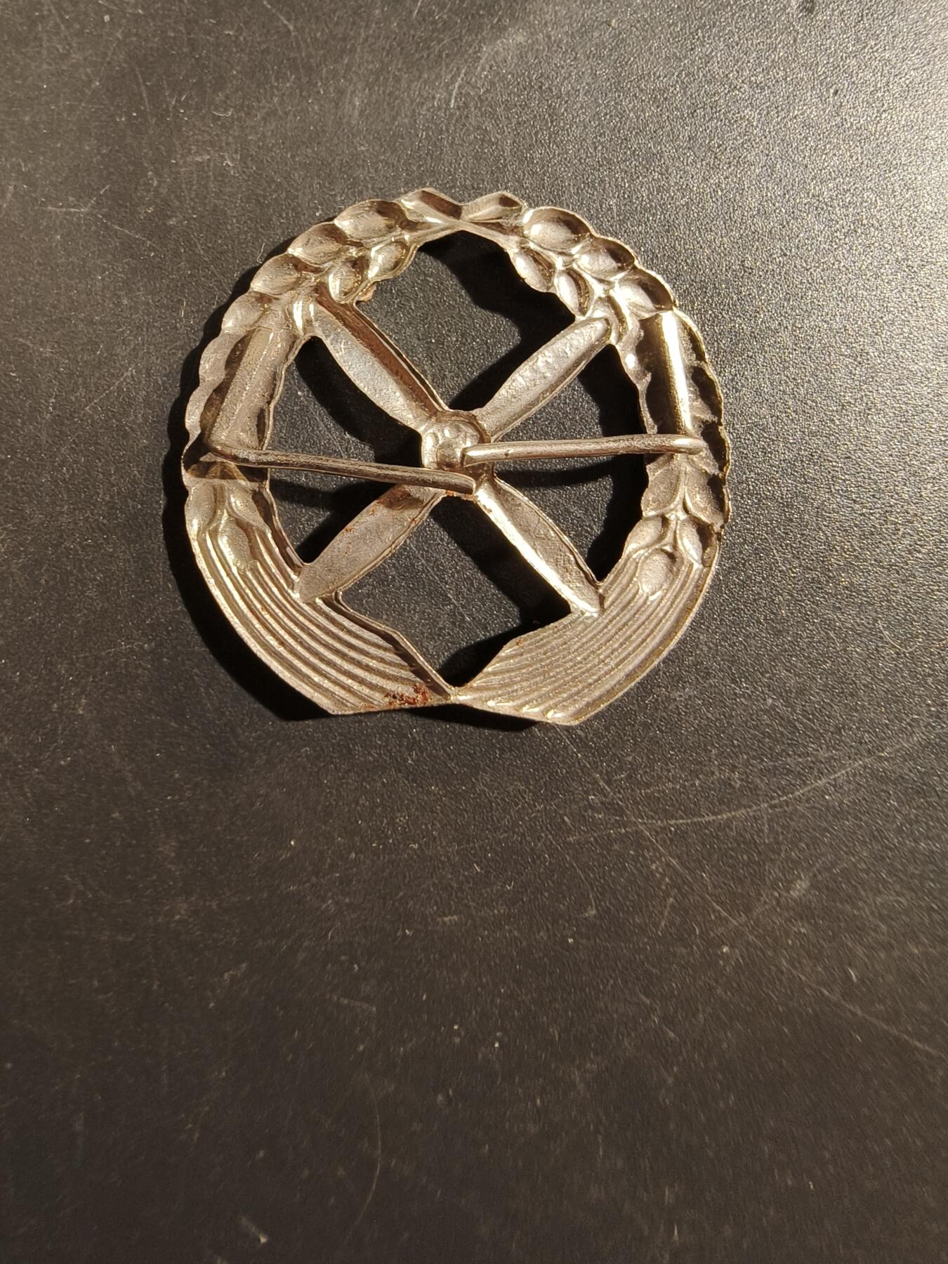 老王徽章第177期 东德空军遮阳帽帽徽