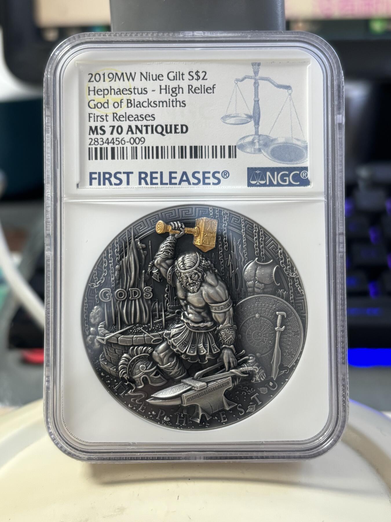 第188期拍卖 纽埃2019年希腊众神3火神赫准斯托斯高浮雕纪念银币NGC-MS70首无原盒证书，999银，2盎司，发行量500枚，