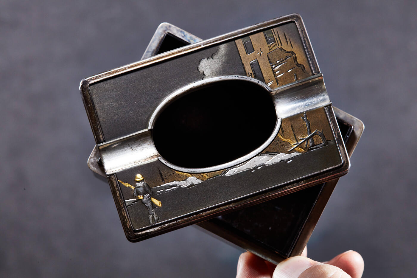 【俄甄集藏】“万象更新、马呈祥瑞”迎新春俄甄精品场-2026年(047)01-21 星期三 晚 19:30 全场包邮 日本昭和六年-九年1931年-1934年九一八事变海军大臣赠品，簪花珐琅彩嵌银工艺古董烟具一套，工艺精湛，分为烟丝盒、烟灰缸、火柴盒三件套，烟丝盒长：106mm，宽：85mm，高：44mm；烟灰缸长：90mm，宽：65mm，高：40mm，火柴盒长：62mm，宽：38mm，高：25mm，总重量：415.4克，内嵌红木，925银