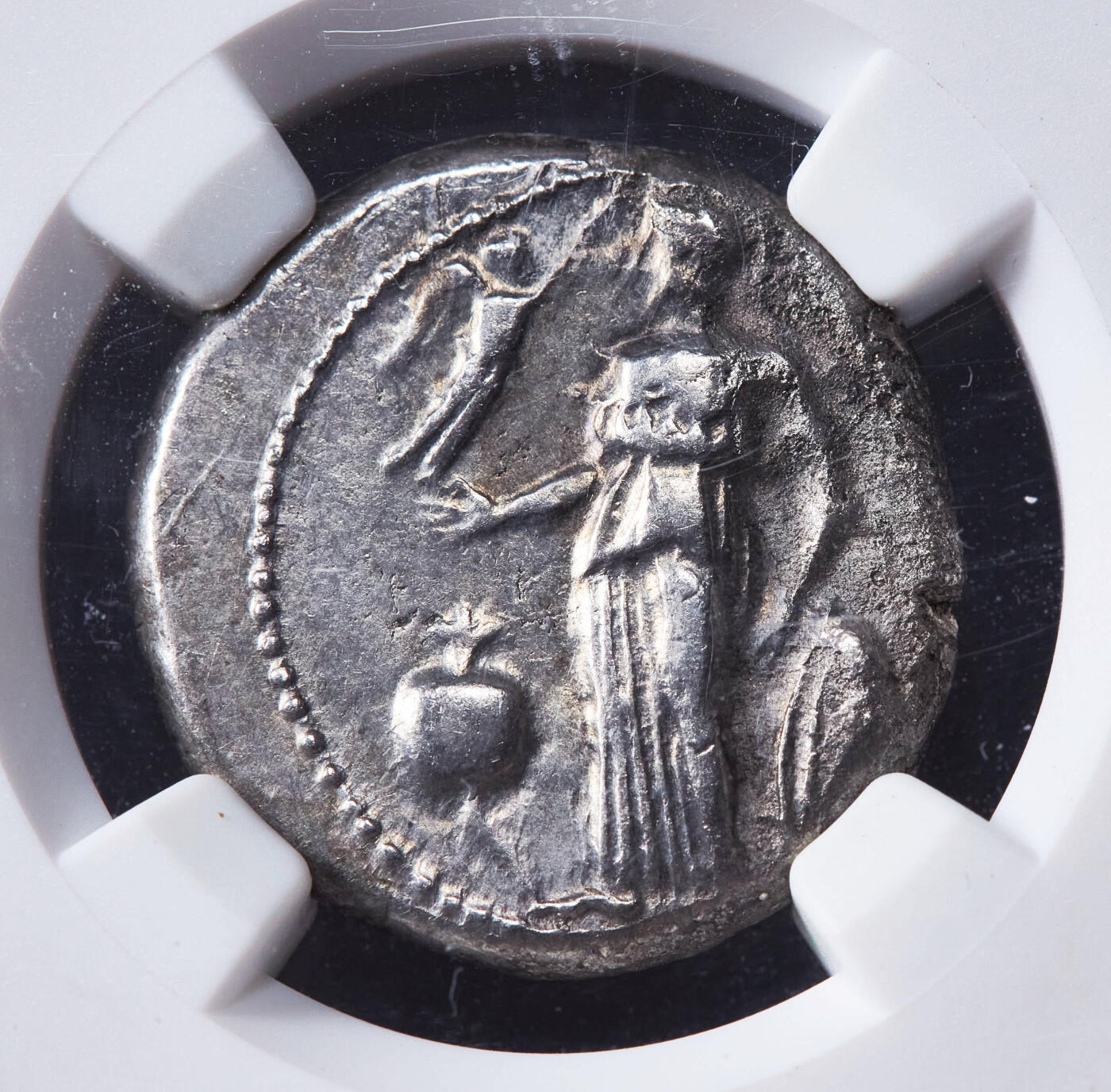 【俄甄集藏】“万象更新、马呈祥瑞”迎新春俄甄精品场-2026年(047)01-21 星期三 晚 19:30 全场包邮 古希腊潘菲利亚塞德城公元前400-前360年雅典娜1斯塔特阿波罗银币，NGC VF，正面雅典娜戴阿提卡头盔站像一手扶着盾牌，一手托起伸出桂冠的胜利女神，左下石榴是塞德城的象征；背面太阳神阿波罗站像一手持月桂树枝，一手持弓，下方是点燃的祭坛与老鹰，直径：22mm，重：10.3克，少见品种