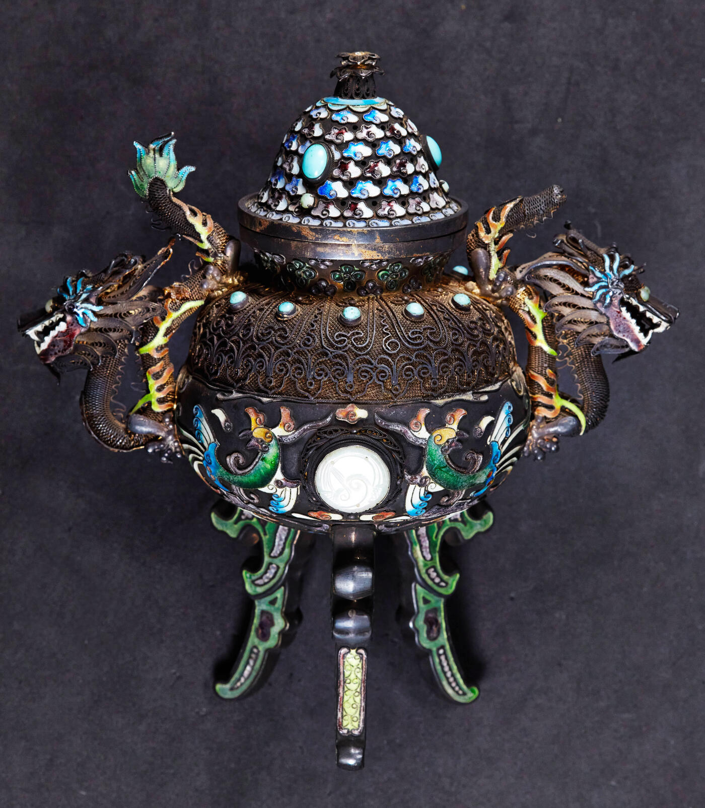 【俄甄集藏】“万象更新、马呈祥瑞”迎新春俄甄精品场-2026年(047)01-21 星期三 晚 19:30 全场包邮 中国1950-1970年代出口换汇时期掐丝珐琅纹龙复古工艺纯银双耳三足茶叶罐，工艺精湛，造型精美，高：165mm，宽：160mm，口径：50mm，重：280.8克，龙尾处有损坏，见图