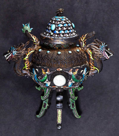 【俄甄集藏】“万象更新、马呈祥瑞”迎新春俄甄精品场-2026年(047)01-21 星期三 晚 19:30 全场包邮 - 中国1950-1970年代出口换汇时期掐丝珐琅纹龙复古工艺纯银双耳三足茶叶罐，工艺精湛，造型精美，高：165mm，宽：160mm，口径：50mm，重：280.8克，龙尾处有损坏，见图