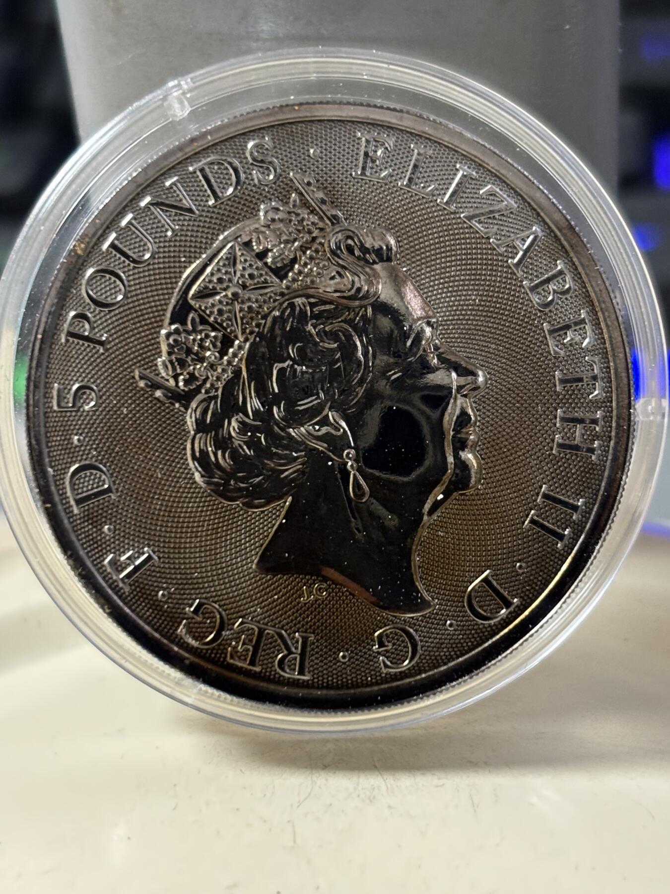 第188期拍卖 英国2018年女王神兽系列独角兽2盎司钌化镀金纪念银币，999银，发行2000枚，有氧化