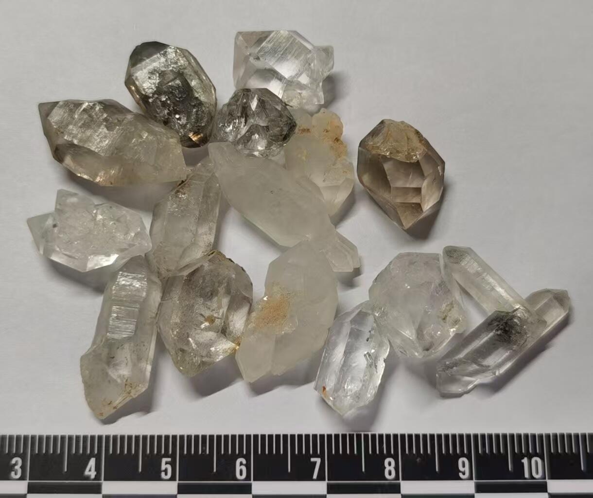 七河·世界币章小拍（总第34期） 藏家出品 X708（3）云贵闪灵水晶原石 多品种 一组 15 件 