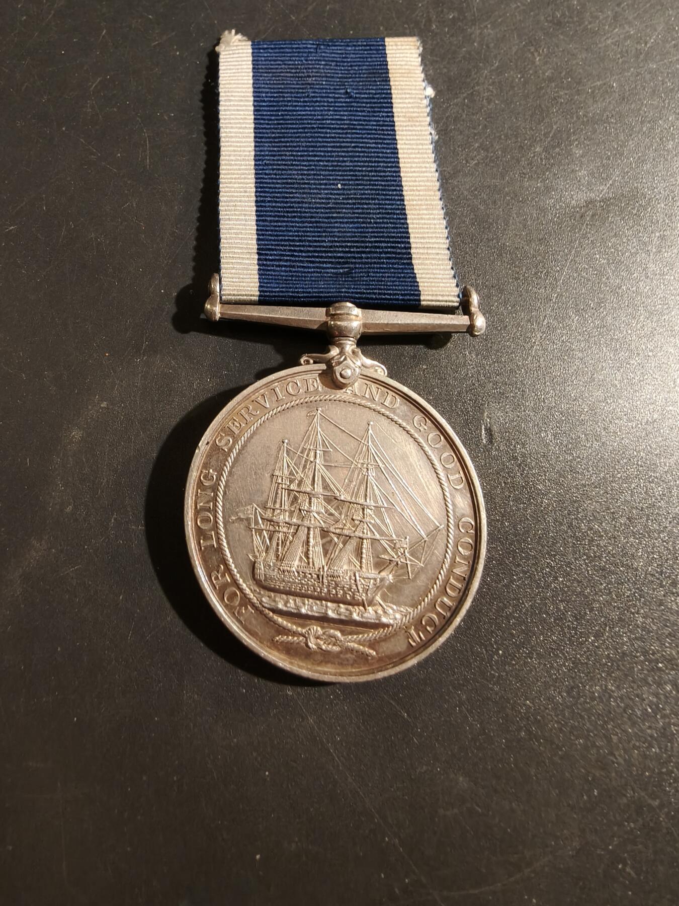 老王徽章第177期 英国皇家海军长期服役奖章    925银   35.5g    爱德华七世版    授予前无畏舰埃克斯茅斯号水兵      埃克斯茅斯号服役于1903年,在1903-1914年间曾作为地中海舰队、海峡舰队、大西洋舰队的旗舰，一战期间参加了达达尼尔海峡志愿作战     具体介绍看最后截图