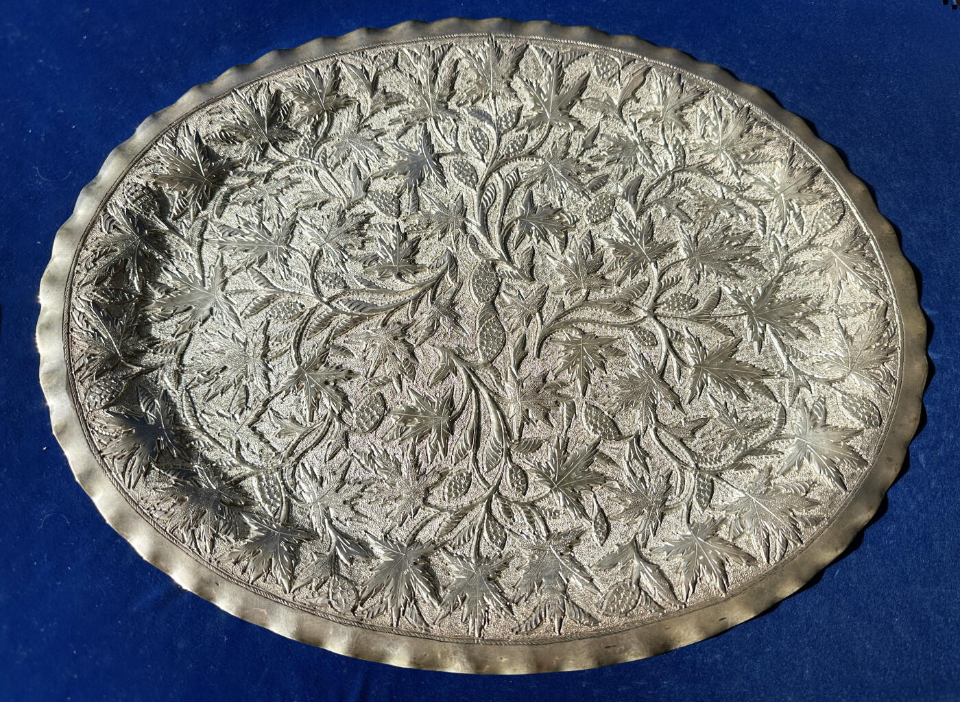 【俄甄集藏】“万象更新、马呈祥瑞”迎新春俄甄精品场-2026年(047)01-21 星期三 晚 19:30 全场包邮 奥斯曼帝国19世纪末外销古董錾花装饰银盘，长：360mm，宽：280mm，重量：985.5克，900银，工艺精细，手工制品