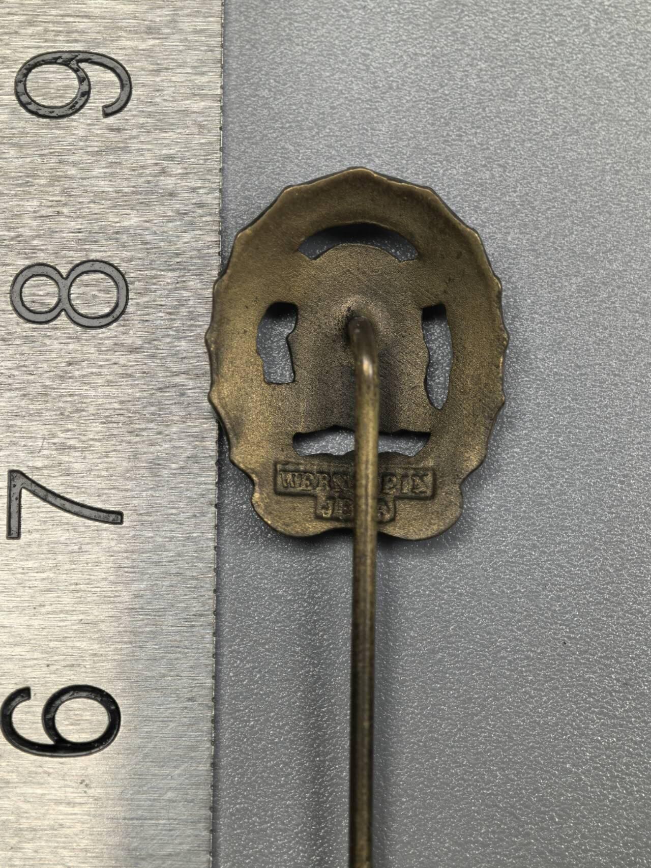 小驴勋章奖章收藏1月17日周六晚六点拍卖（珍爱和平，收藏战争，铭记历史，勿忘国耻，忠党爱国。有偿代拍，送拍规则在简介最后，参拍须阅读规则后再参拍，关系到运费包装发货时效真假辨别等关键信息，拍卖时不再发原图，看大图店主微信码在拍卖店铺介绍里） 得三铜级体能奖章迷你章领口插针样式，背打厂标