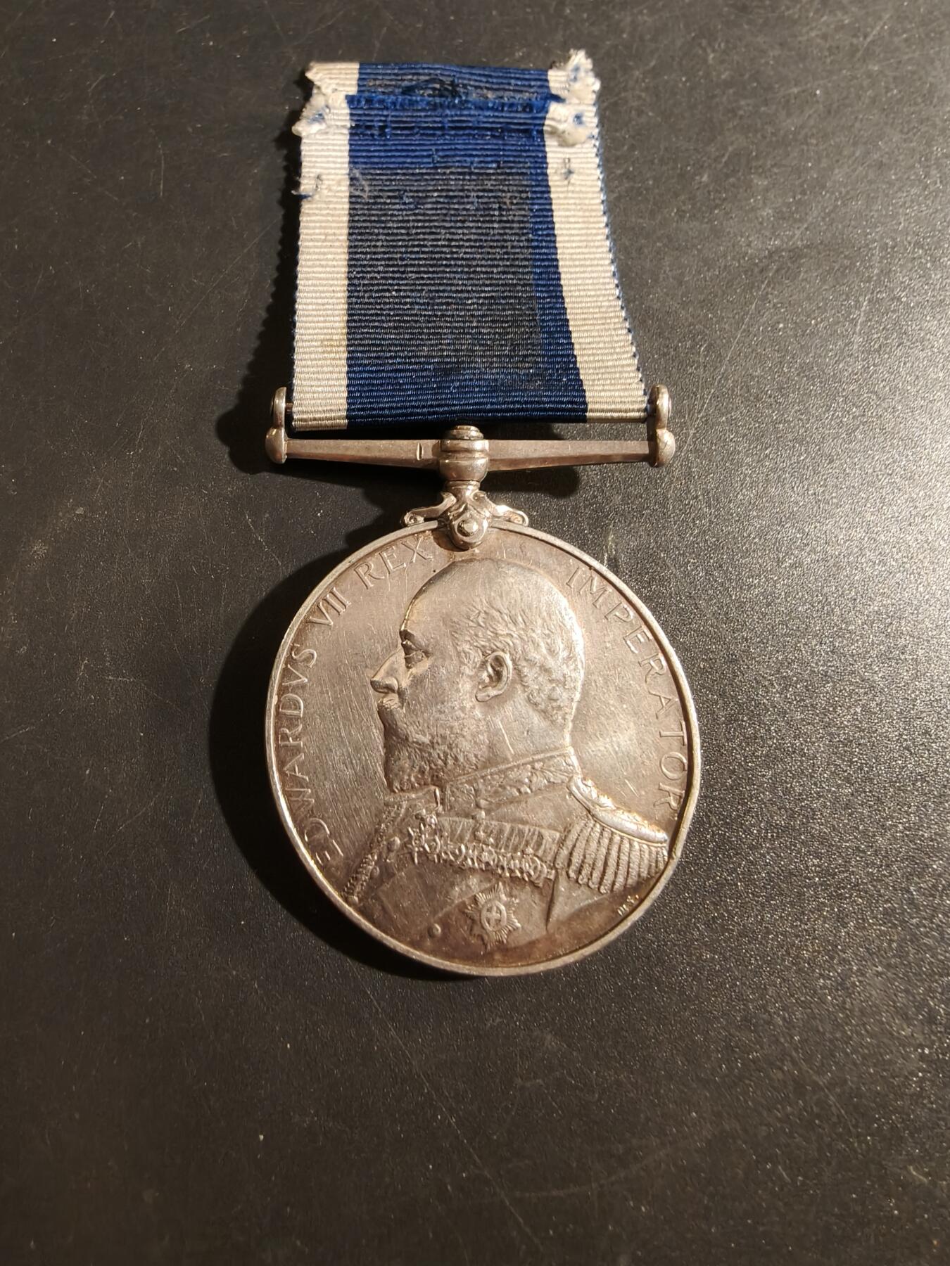 老王徽章第177期 英国皇家海军长期服役奖章    925银   35.5g    爱德华七世版    授予前无畏舰埃克斯茅斯号水兵      埃克斯茅斯号服役于1903年,在1903-1914年间曾作为地中海舰队、海峡舰队、大西洋舰队的旗舰，一战期间参加了达达尼尔海峡志愿作战     具体介绍看最后截图