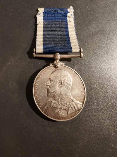 老王徽章第177期 - 英国皇家海军长期服役奖章    925银   35.5g    爱德华七世版    授予前无畏舰埃克斯茅斯号水兵      埃克斯茅斯号服役于1903年,在1903-1914年间曾作为地中海舰队、海峡舰队、大西洋舰队的旗舰，一战期间参加了达达尼尔海峡志愿作战     具体介绍看最后截图