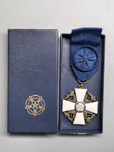 小驴勋章奖章收藏1月17日周六晚六点拍卖（珍爱和平，收藏战争，铭记历史，勿忘国耻，忠党爱国。有偿代拍，送拍规则在简介最后，参拍须阅读规则后再参拍，关系到运费包装发货时效真假辨别等关键信息，拍卖时不再发原图，看大图店主微信码在拍卖店铺介绍里） - 芬兰军官级白玫瑰勋章，银质珐琅镀金，环打标