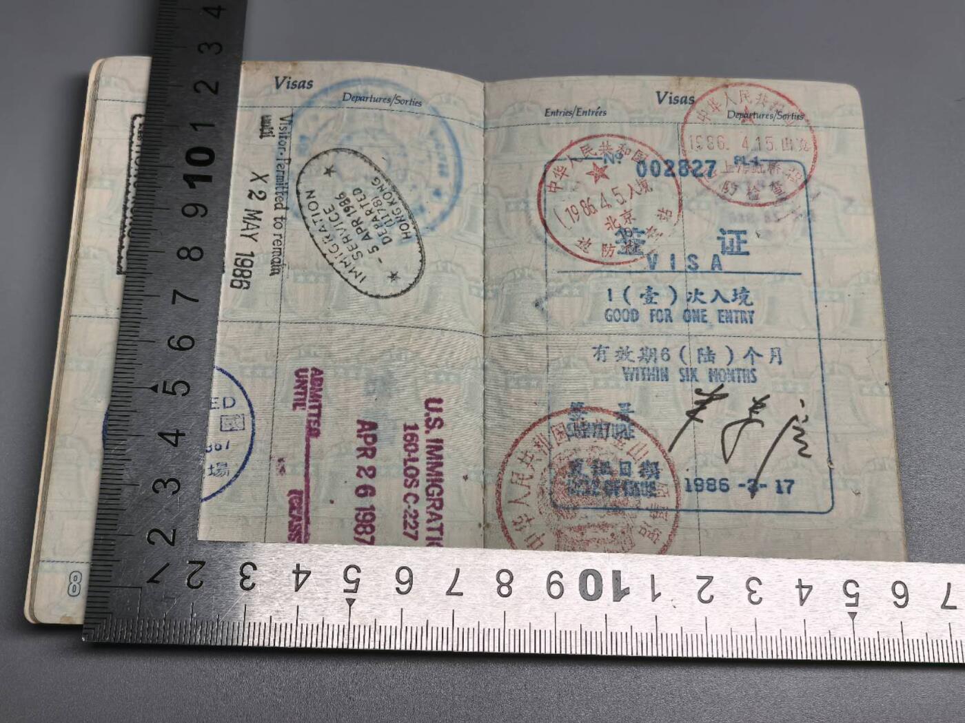 小驴勋章奖章收藏1月17日周六晚六点拍卖（珍爱和平，收藏战争，铭记历史，勿忘国耻，忠党爱国。有偿代拍，送拍规则在简介最后，参拍须阅读规则后再参拍，关系到运费包装发货时效真假辨别等关键信息，拍卖时不再发原图，看大图店主微信码在拍卖店铺介绍里） 台湾地区护照和美国护照，属于同一个人，双国籍人士，美国护照上带中国签，内容很多，不方便拍照