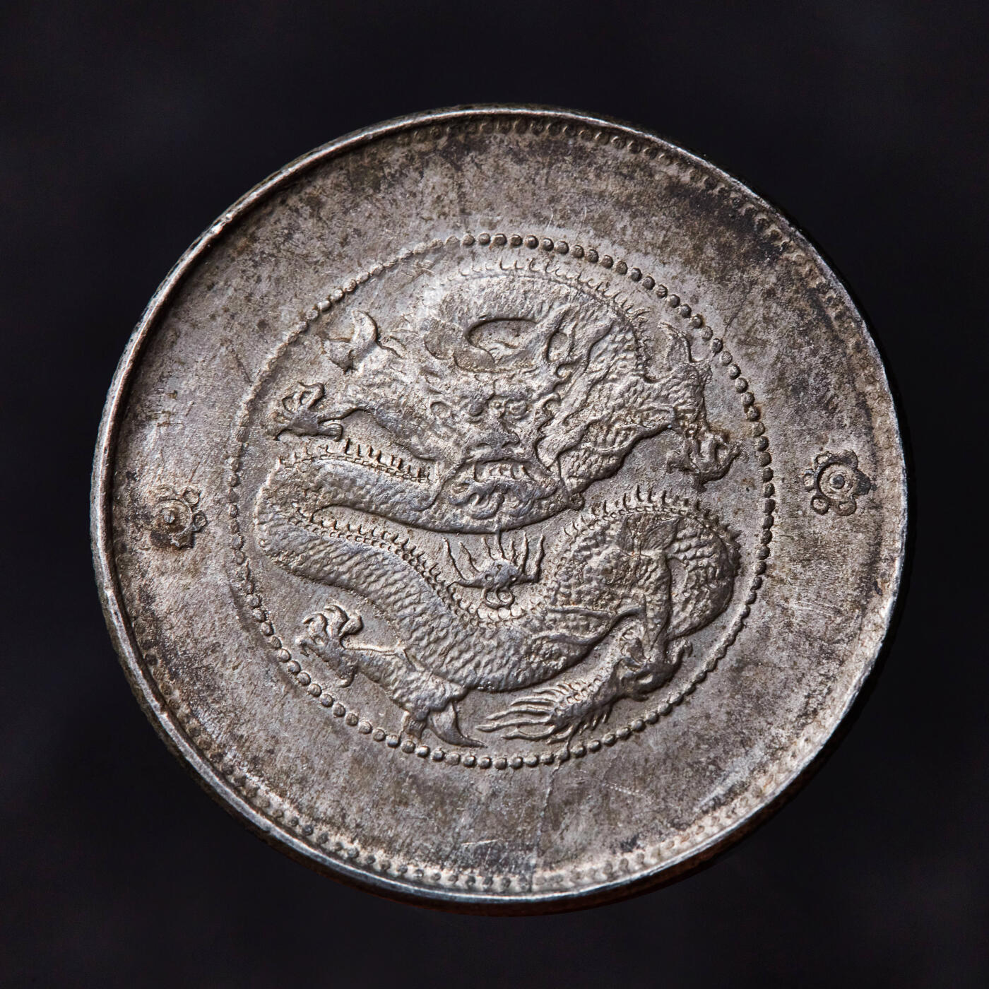 【俄甄集藏】“万象更新、马呈祥瑞”迎新春俄甄精品场-2026年(047)01-21 星期三 晚 19:30 全场包邮 中国清代1911年云南省光绪元宝新龙库平三钱六分银币2枚一对，原味老包浆，底光犹存