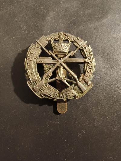 老王徽章第177期 - 英国轻武器学校帽徽    一战时期