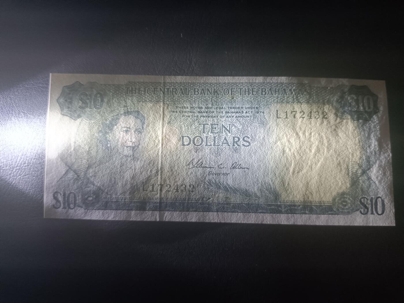 2026一月第三期，总213期 巴哈马1974版10元AUNC，后期“巴哈马中央银行”抬头，稀有的中高面值，大冠女王和火烈鸟，德纳罗公司水粉画风格的唯美彩背