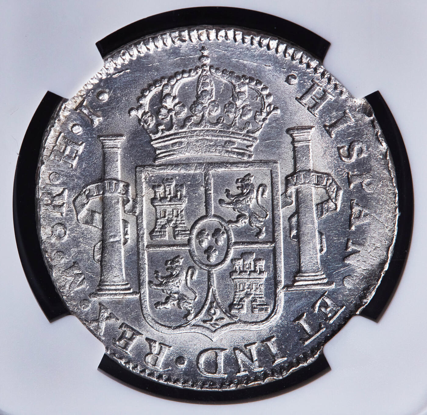 【俄甄集藏】“万象更新、马呈祥瑞”迎新春俄甄精品场-2026年(047)01-21 星期三 晚 19:30 全场包邮 西属墨西哥1810年流亡过渡时期费尔南多七世戎装像Mo HJ版8里亚尔双柱大银币，NGC UNCD，原光品相，细节犀利