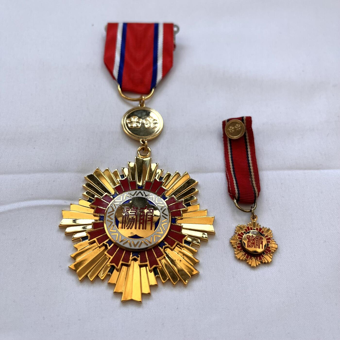 韵星假日拍卖第三十七期 -- Rimey Holidays Auction 37 二等服务奖章，带原盒略章